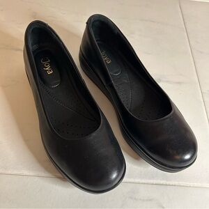 Joya Black leather Women's flats / Slip-On Shoes. Like new!